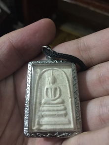 有没有懂泰文懂佛牌的帮我鉴定与翻译一下
